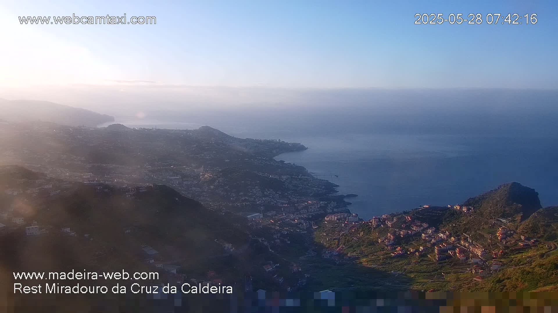 Cruz da Caldeira & West Fucnhal Skyline Live Cam - Camara de Lobos, Madeira, Portugal