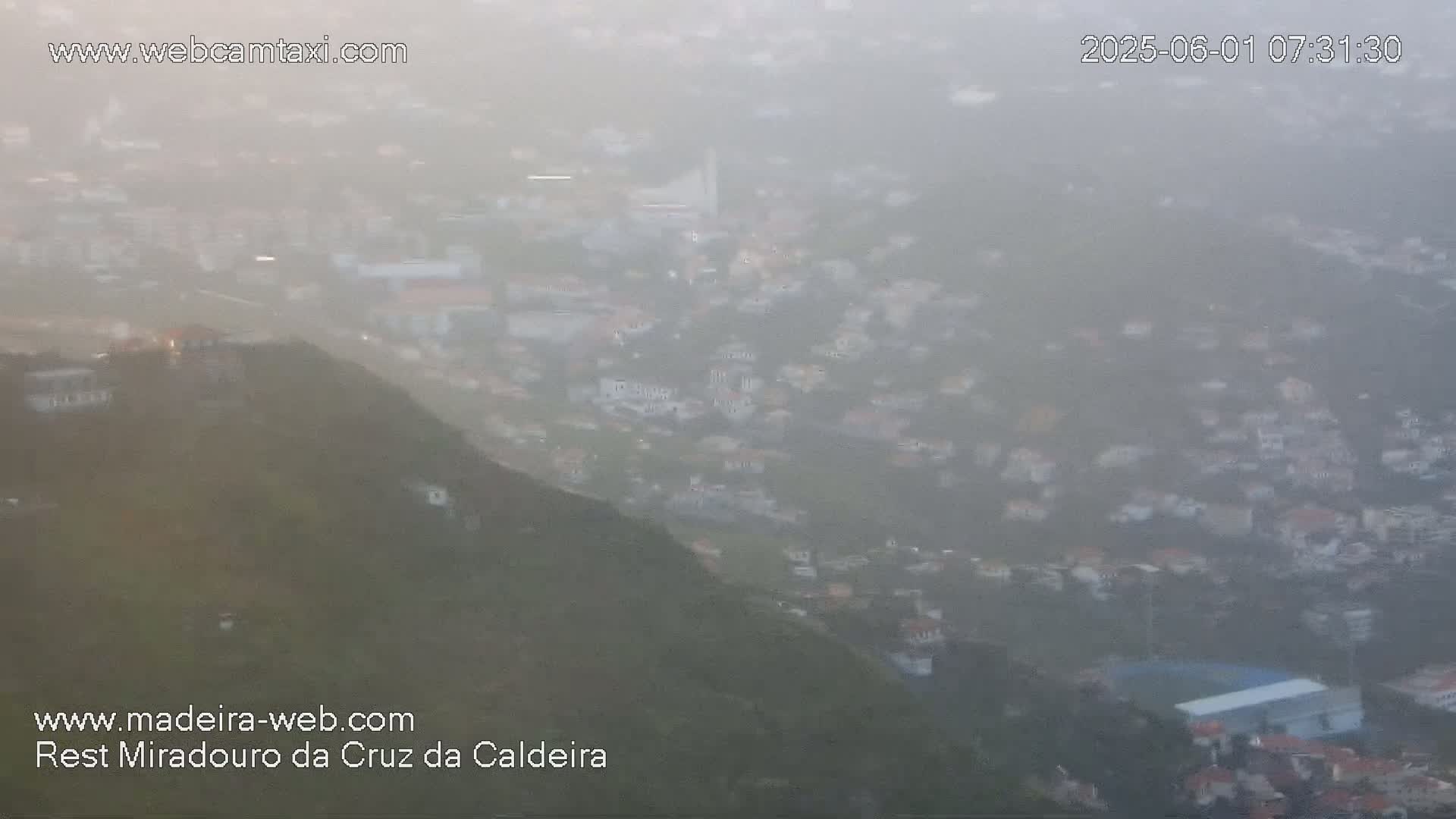 Cruz da Caldeira & West Fucnhal Skyline Live Cam - Camara de Lobos, Madeira, Portugal