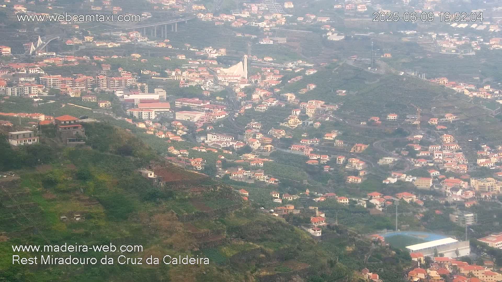 Cruz da Caldeira & West Fucnhal Skyline Live Cam - Camara de Lobos, Madeira, Portugal