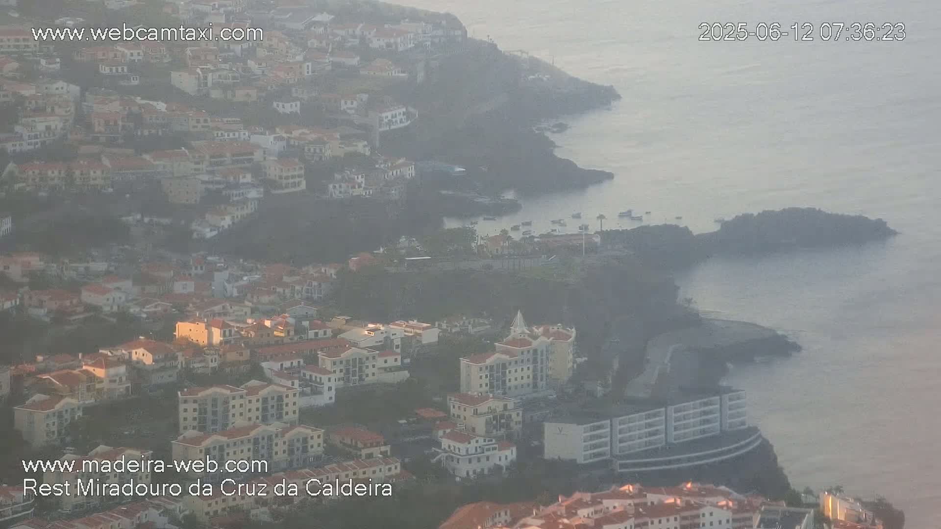 Cruz da Caldeira & West Fucnhal Skyline Live Cam - Camara de Lobos, Madeira, Portugal