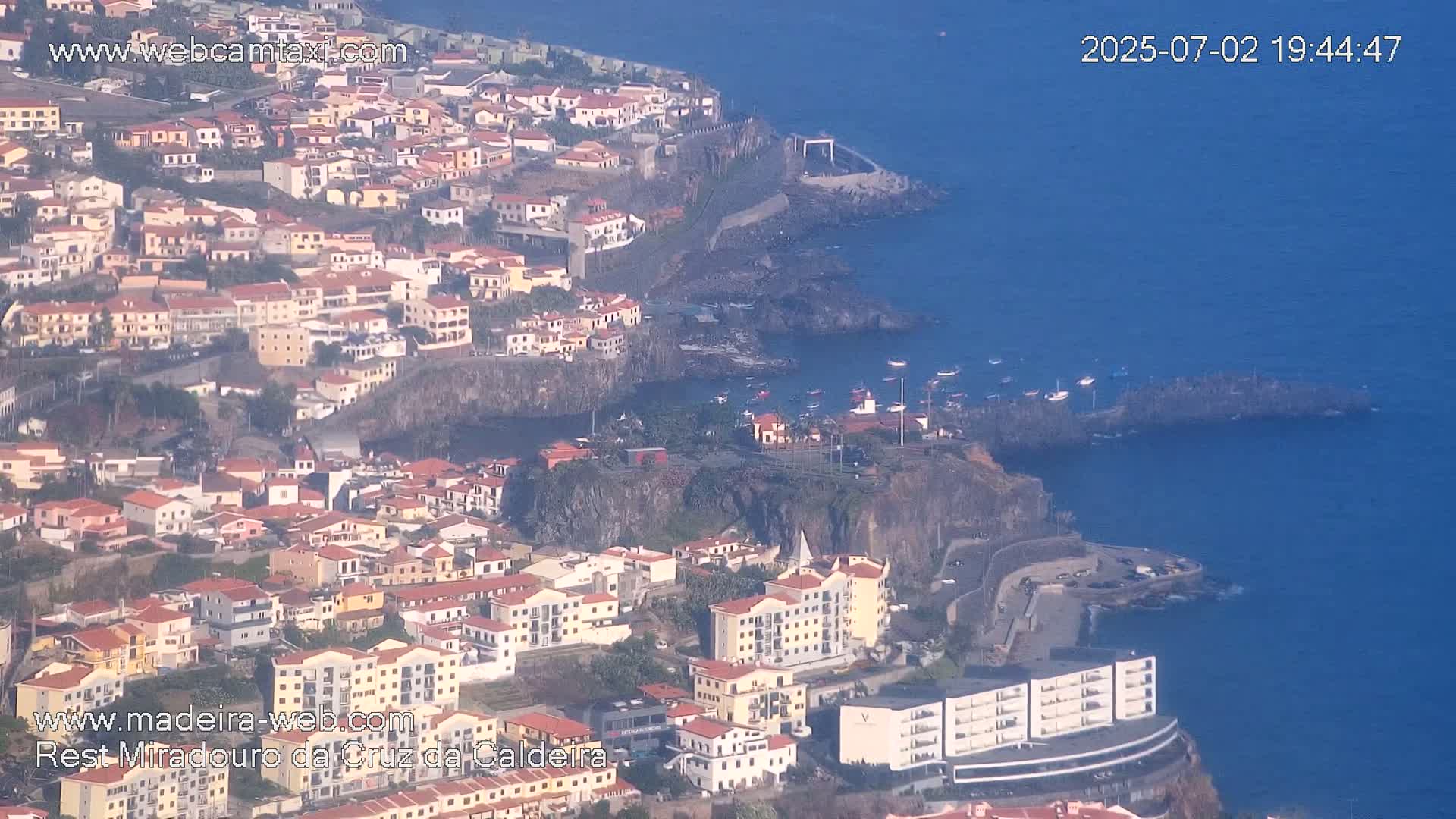 Cruz da Caldeira & West Fucnhal Skyline Live Cam - Camara de Lobos, Madeira, Portugal