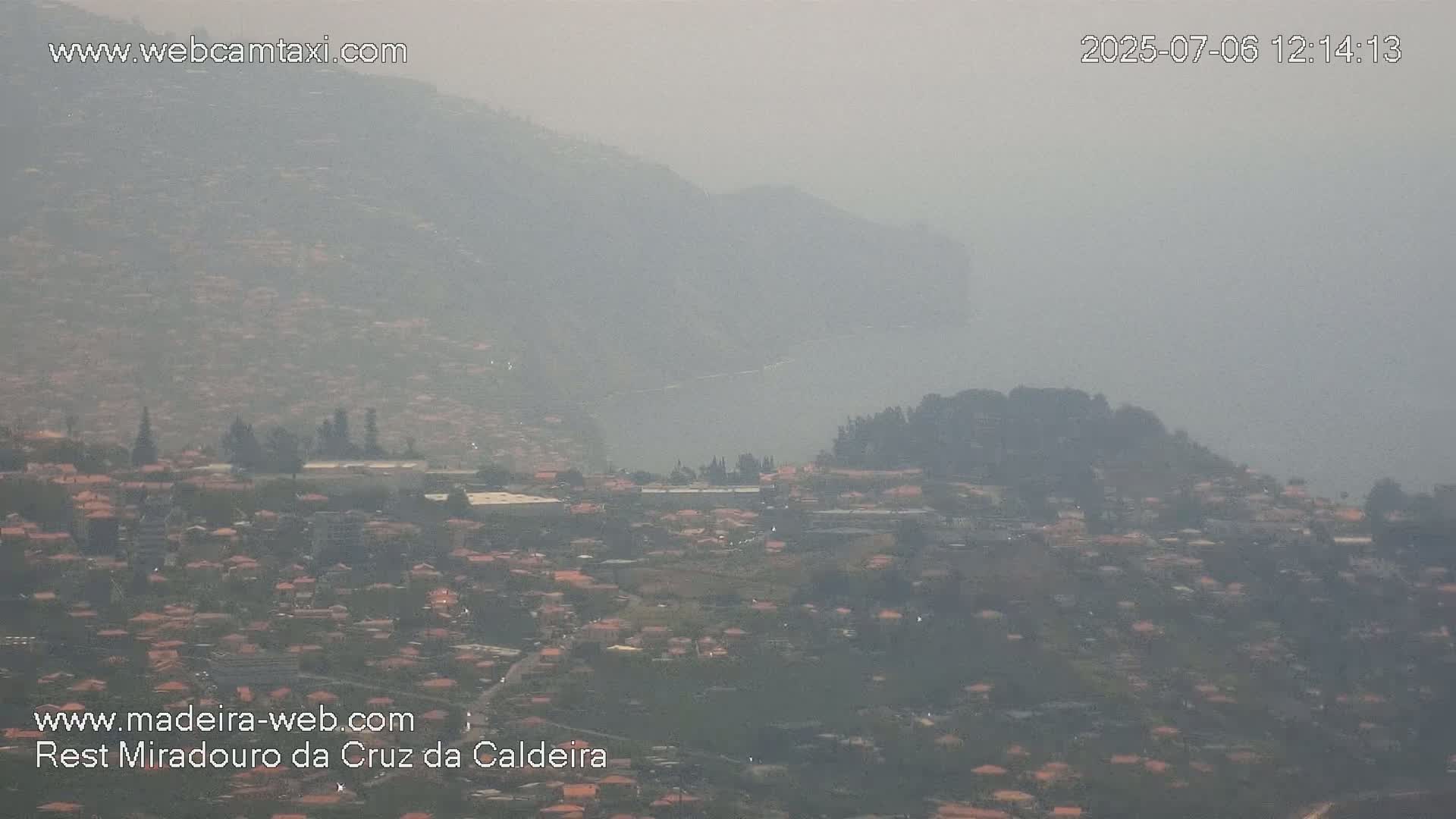 Cruz da Caldeira & West Fucnhal Skyline Live Cam - Camara de Lobos, Madeira, Portugal