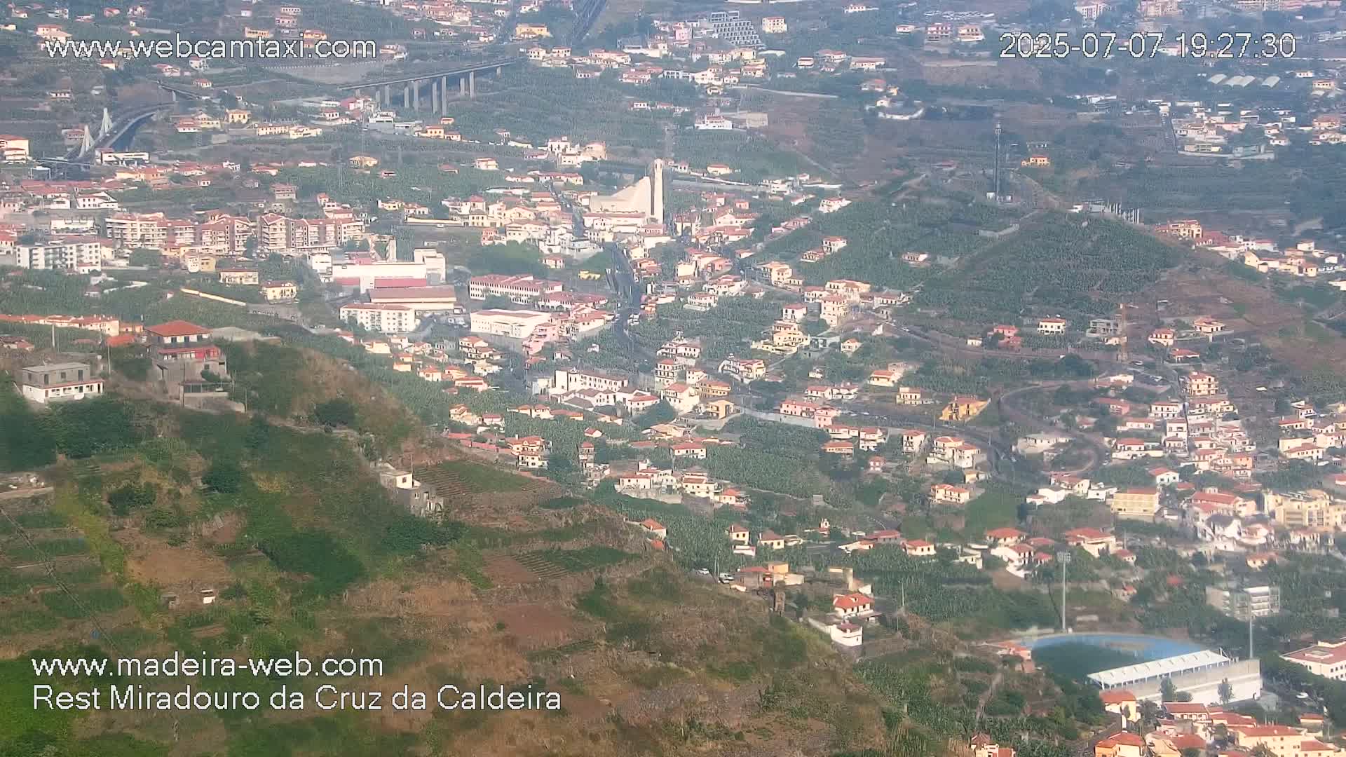 Cruz da Caldeira & West Fucnhal Skyline Live Cam - Camara de Lobos, Madeira, Portugal