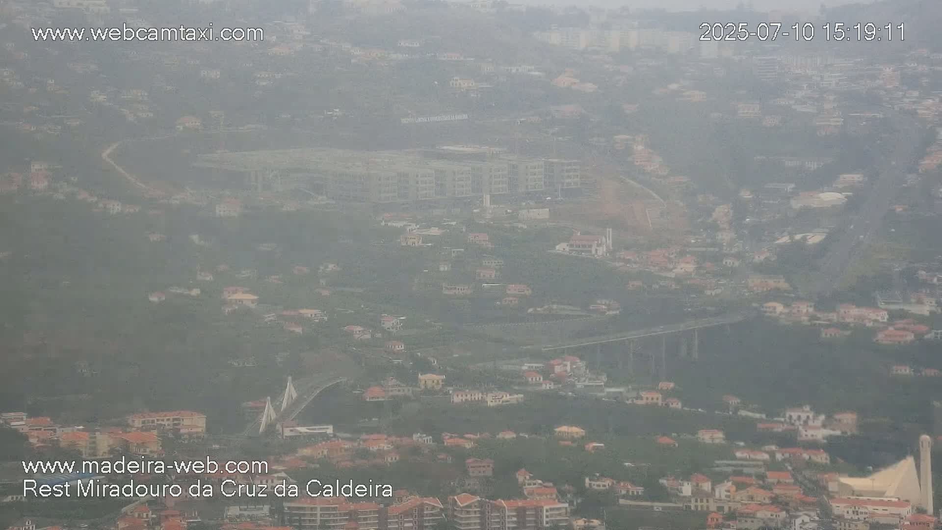 Cruz da Caldeira & West Fucnhal Skyline Live Cam - Camara de Lobos, Madeira, Portugal