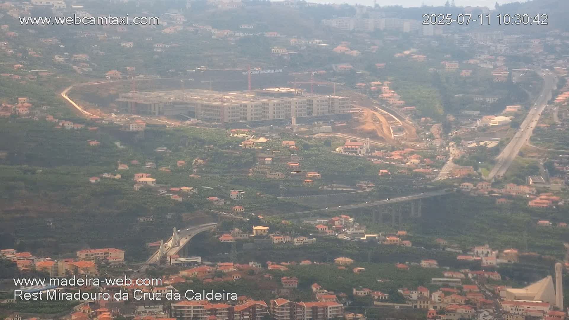 Cruz da Caldeira & West Fucnhal Skyline Live Cam - Camara de Lobos, Madeira, Portugal