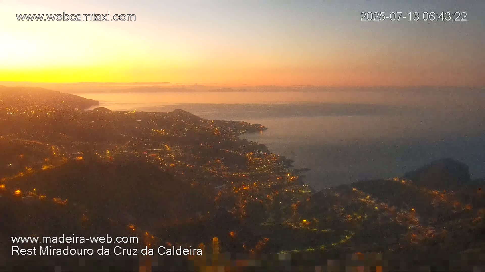 Cruz da Caldeira & West Fucnhal Skyline Live Cam - Camara de Lobos, Madeira, Portugal