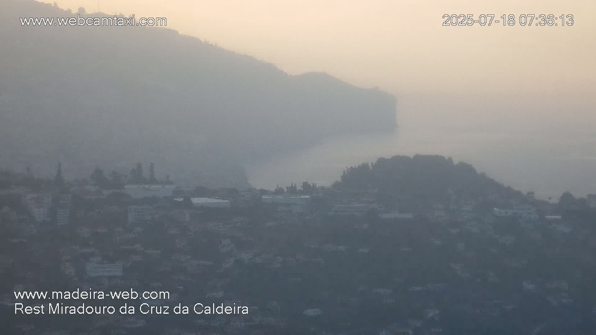 Cruz da Caldeira & West Fucnhal Skyline Live Cam - Camara de Lobos, Madeira, Portugal