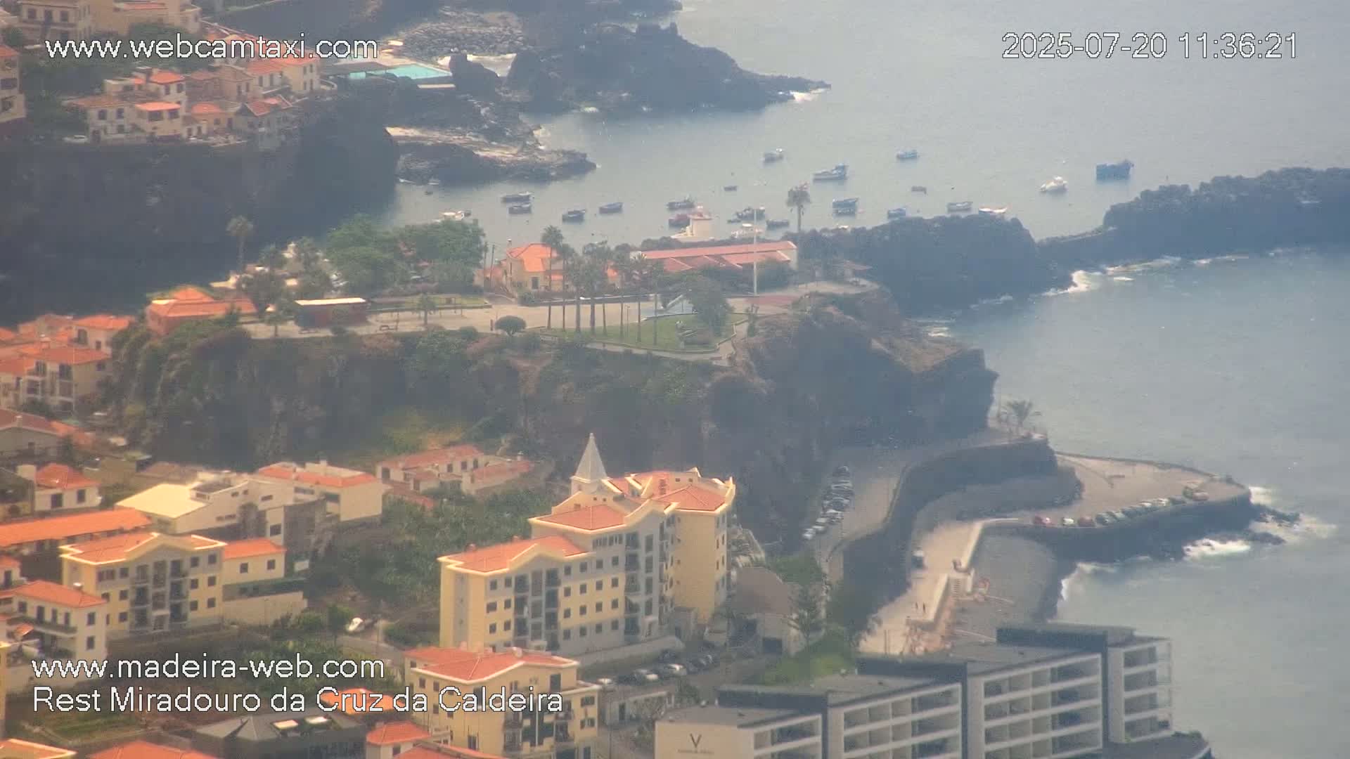 Cruz da Caldeira & West Fucnhal Skyline Live Cam - Camara de Lobos, Madeira, Portugal