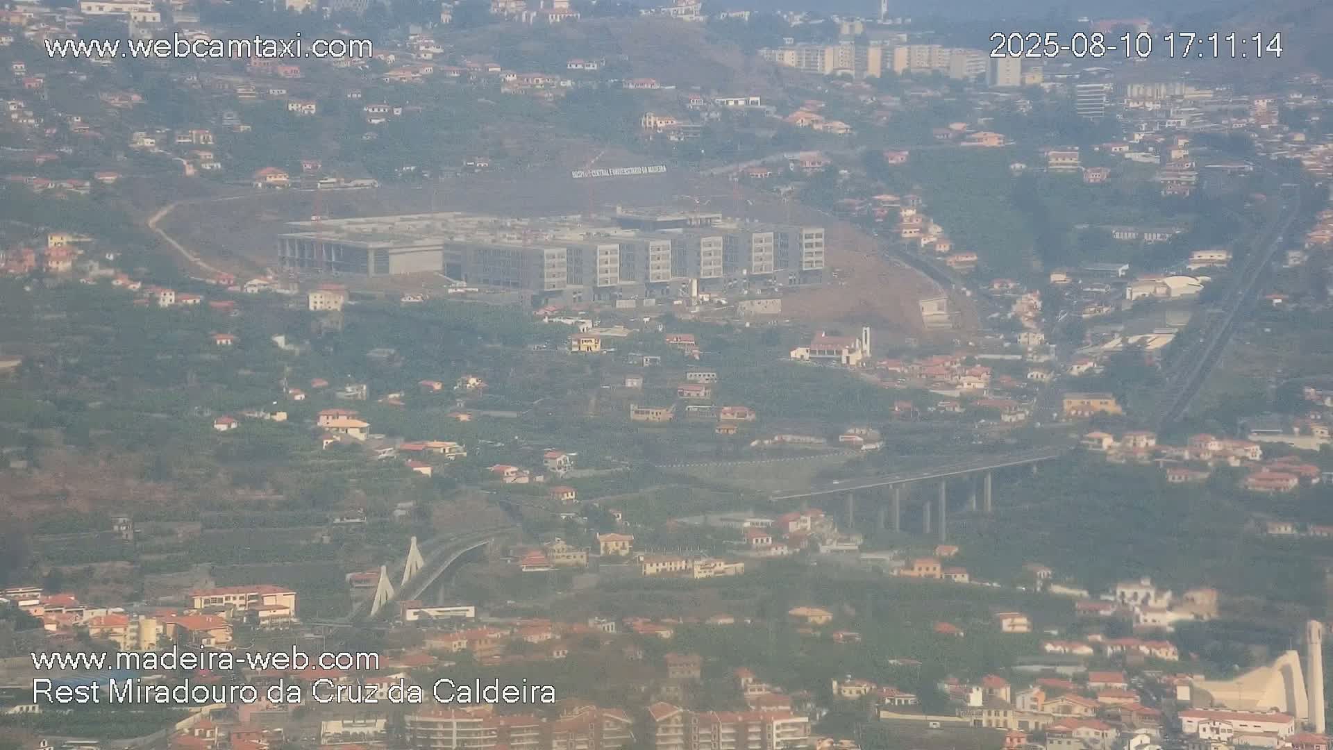 Cruz da Caldeira & West Fucnhal Skyline Live Cam - Camara de Lobos, Madeira, Portugal