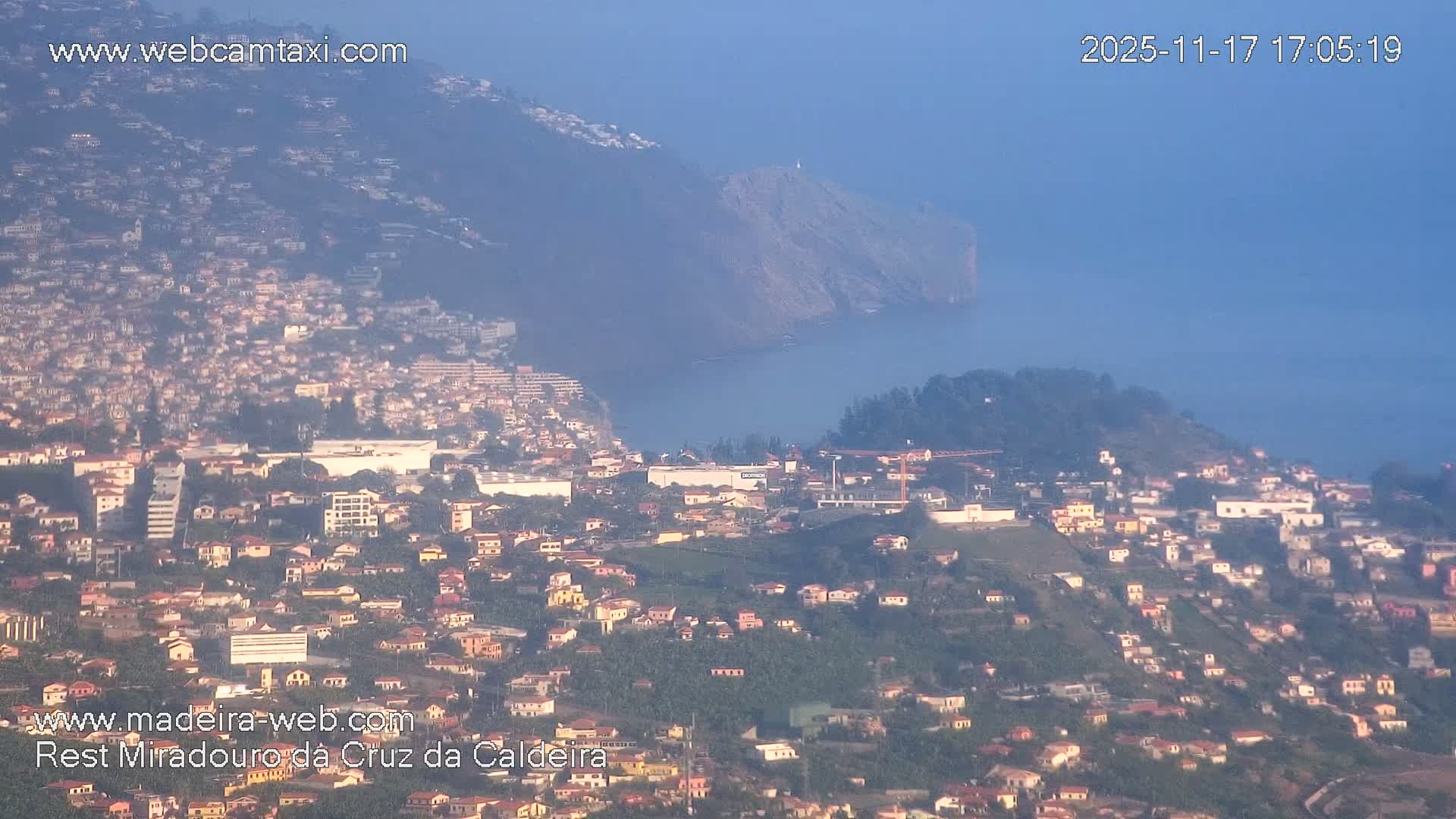 Cruz da Caldeira & West Fucnhal Skyline Live Cam - Camara de Lobos, Madeira, Portugal
