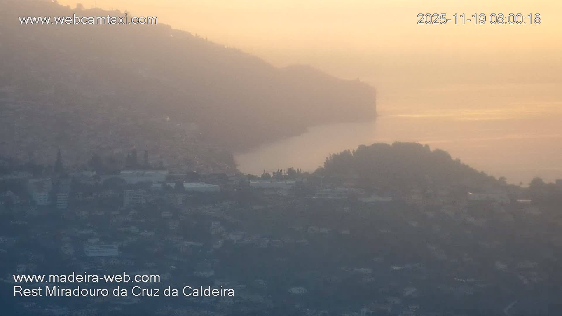 Cruz da Caldeira & West Fucnhal Skyline Live Cam - Camara de Lobos, Madeira, Portugal