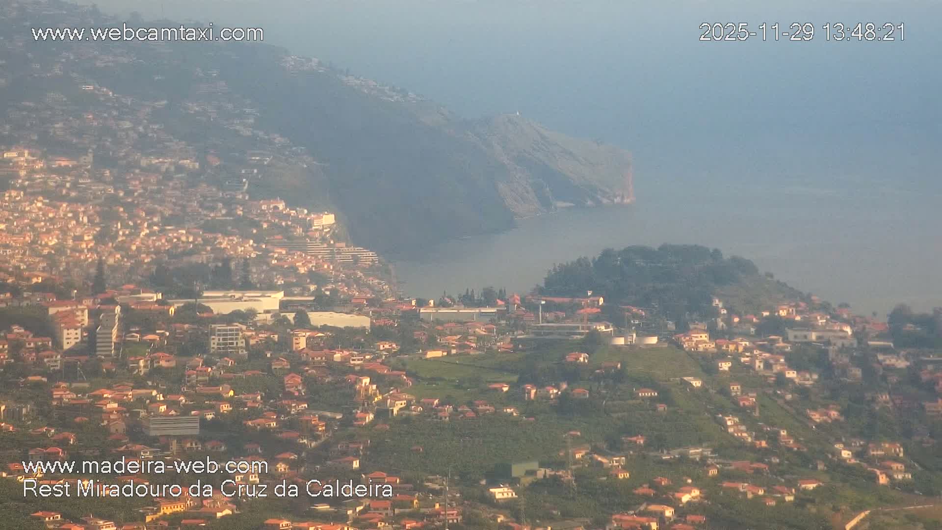 Cruz da Caldeira & West Fucnhal Skyline Live Cam - Camara de Lobos, Madeira, Portugal