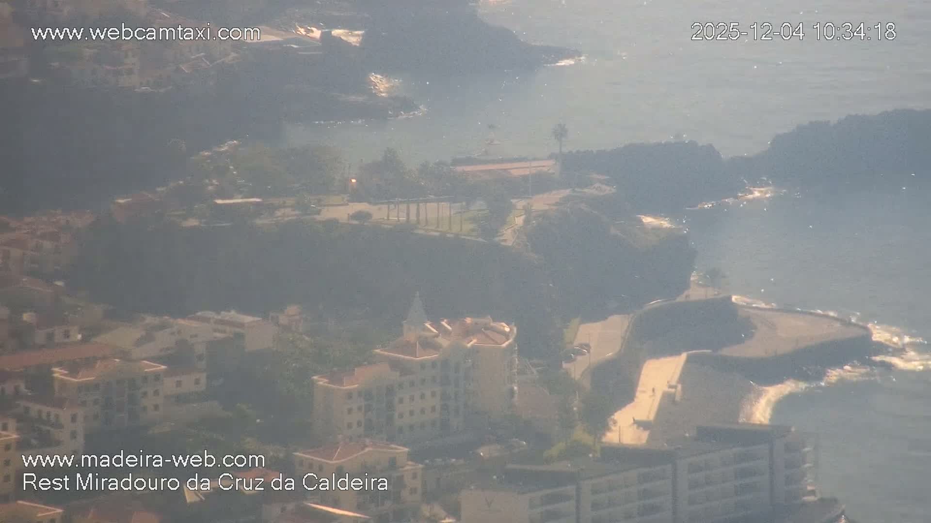 Cruz da Caldeira & West Fucnhal Skyline Live Cam - Camara de Lobos, Madeira, Portugal