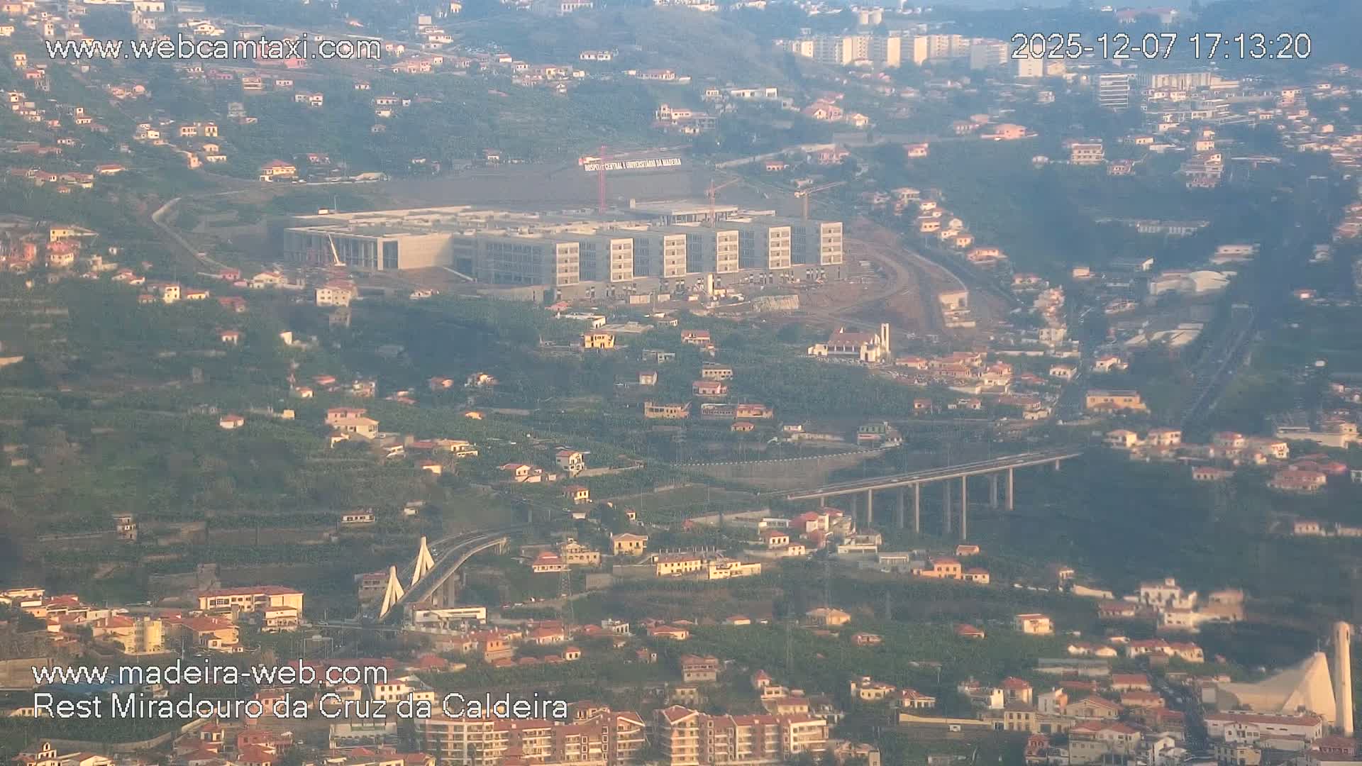 Cruz da Caldeira & West Fucnhal Skyline Live Cam - Camara de Lobos, Madeira, Portugal