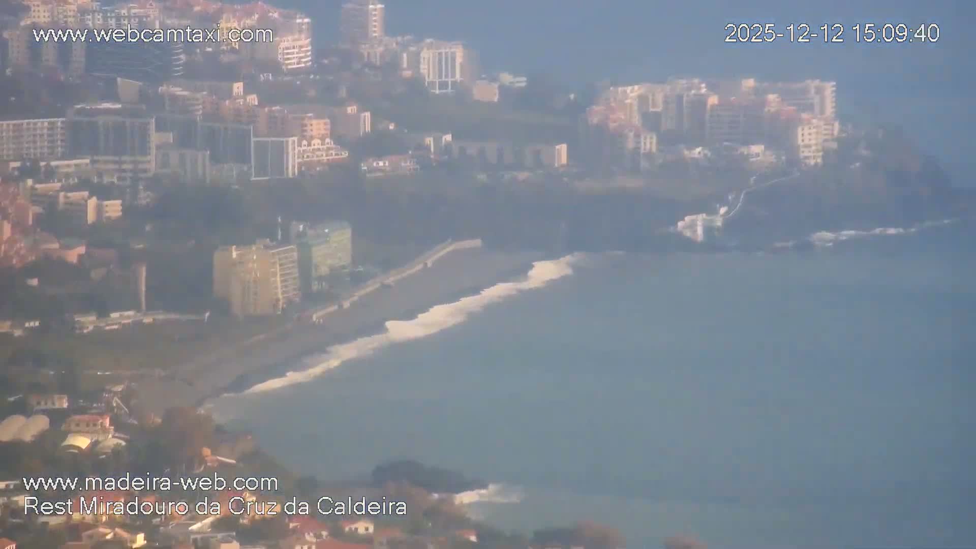 Cruz da Caldeira & West Fucnhal Skyline Live Cam - Camara de Lobos, Madeira, Portugal