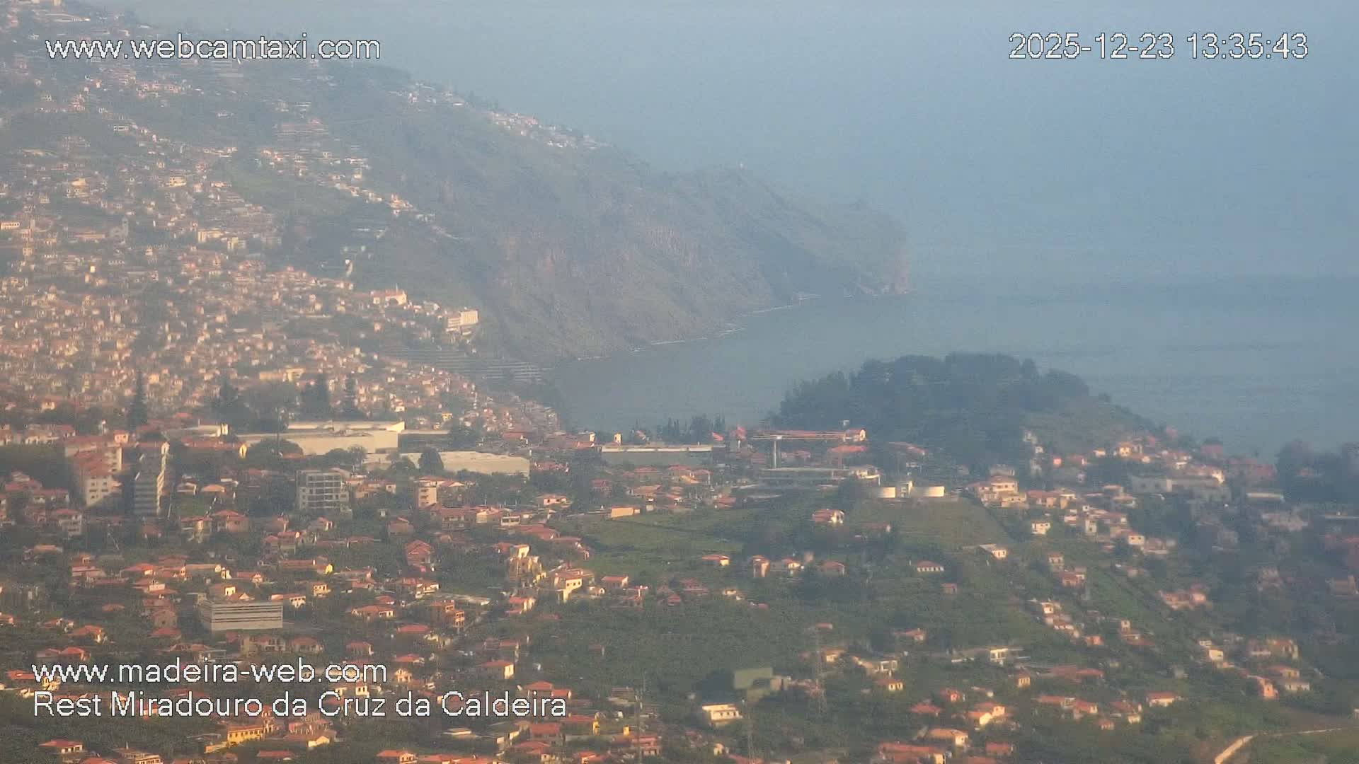 Cruz da Caldeira & West Fucnhal Skyline Live Cam - Camara de Lobos, Madeira, Portugal