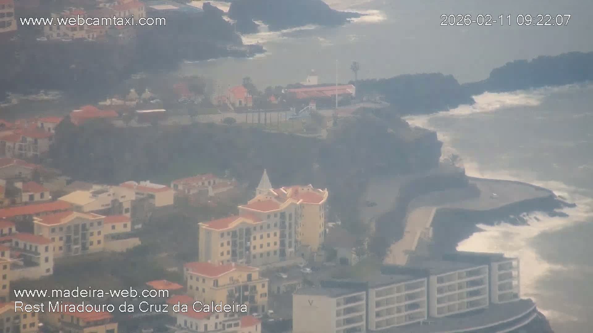 Cruz da Caldeira & West Fucnhal Skyline Live Cam - Camara de Lobos, Madeira, Portugal