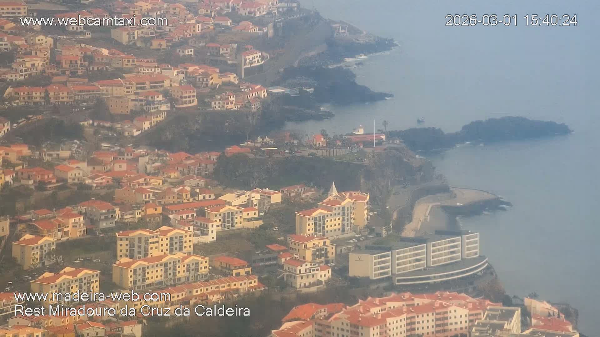 Cruz da Caldeira & West Fucnhal Skyline Live Cam - Camara de Lobos, Madeira, Portugal