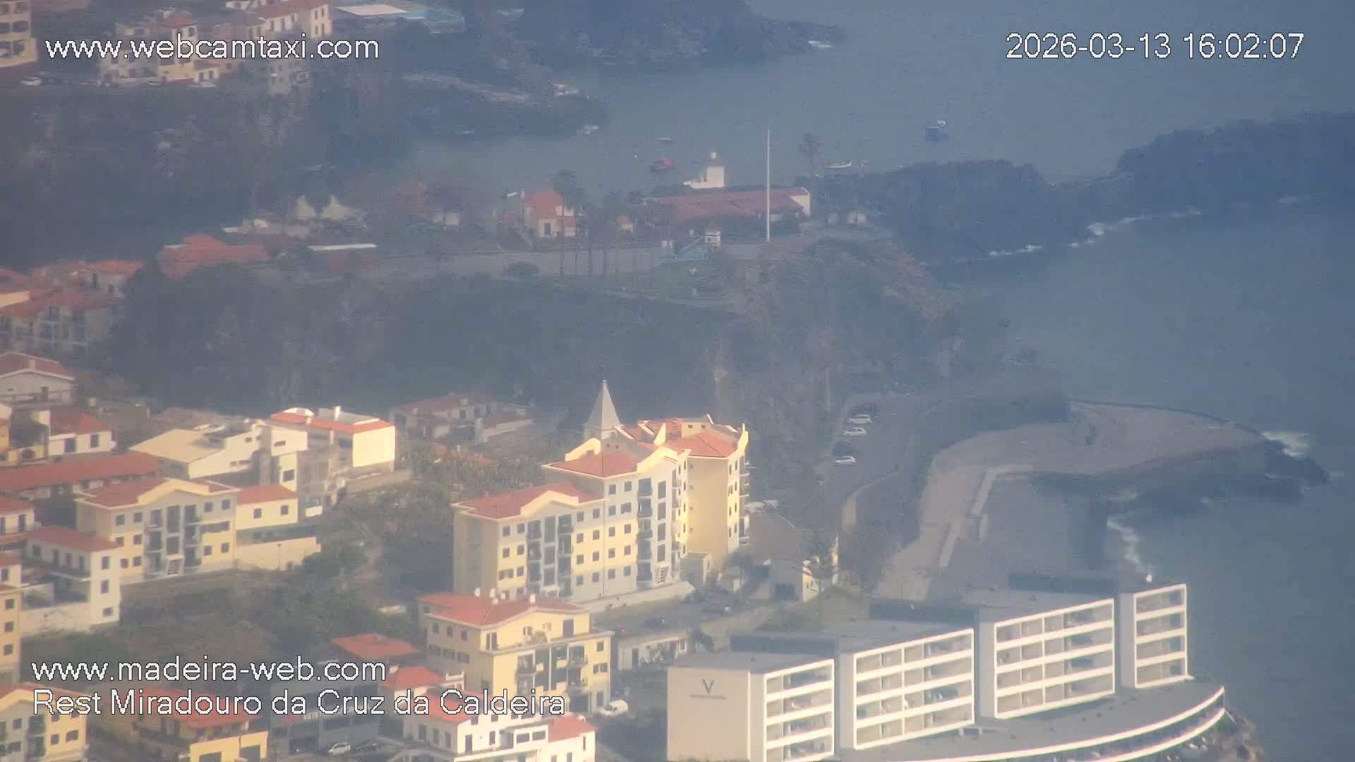 Cruz da Caldeira & West Fucnhal Skyline Live Cam - Camara de Lobos, Madeira, Portugal