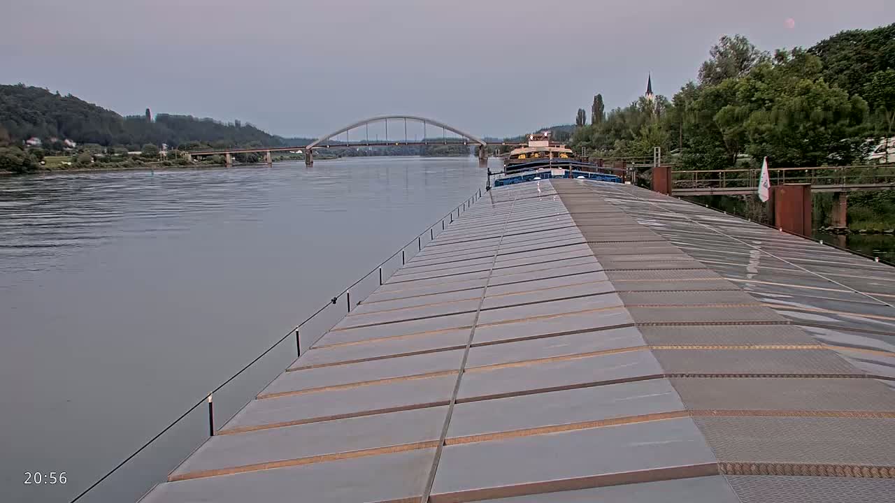Elbe River Seaway between Hamburg-Decin  with RIO Boat Trip Live Cam - Decin, Usti nad Labem, Czechia