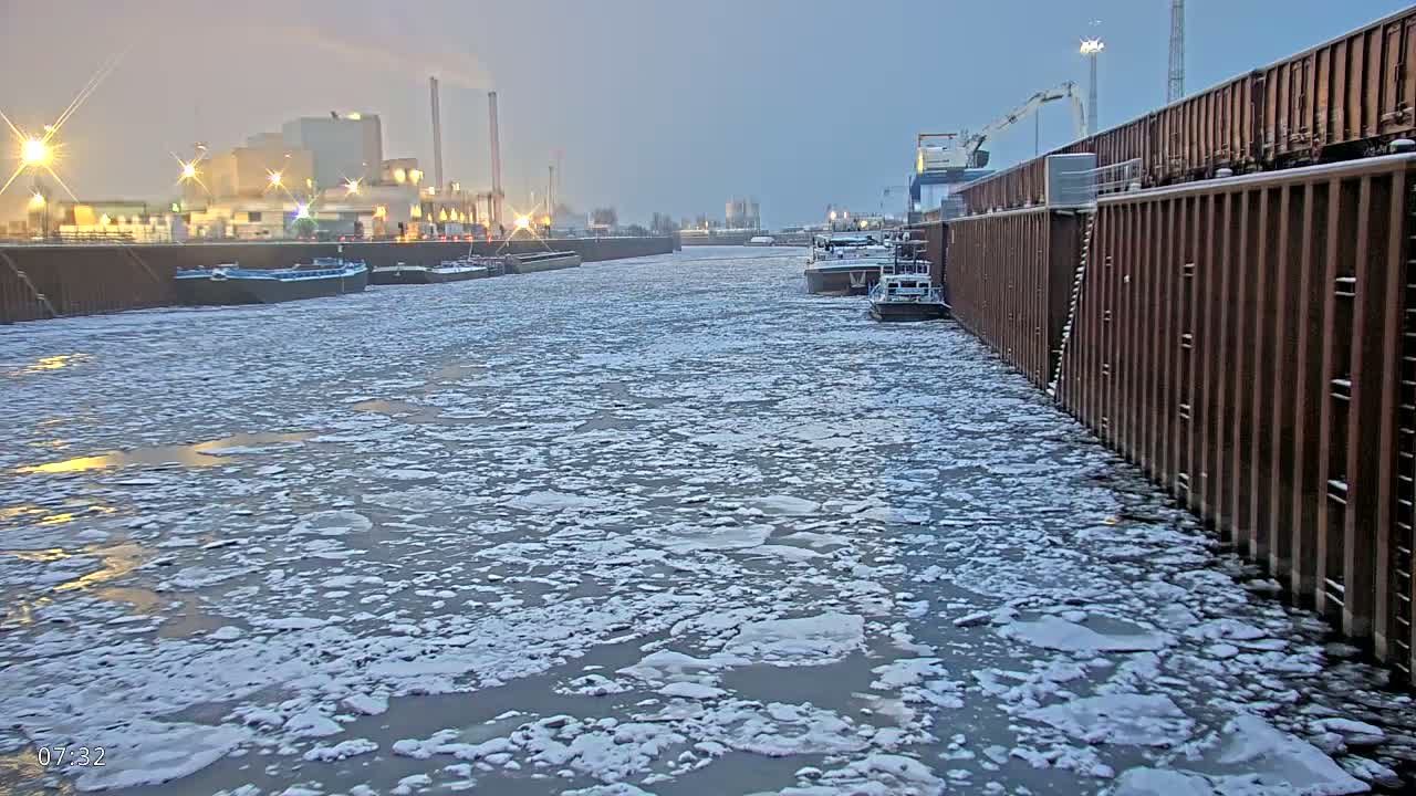 Elbe River Seaway between Hamburg-Decin  with RIO Boat Trip Live Cam - Decin, Usti nad Labem, Czechia