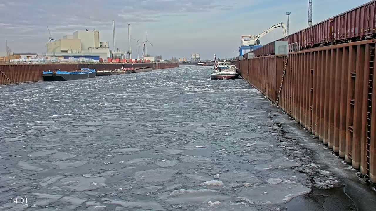 Elbe River Seaway between Hamburg-Decin  with RIO Boat Trip Live Cam - Decin, Usti nad Labem, Czechia