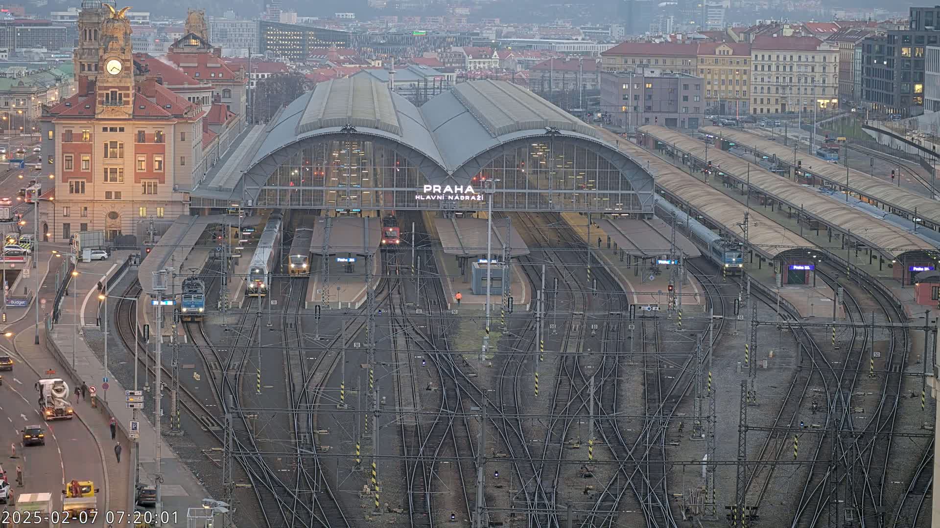 Prague Main Train  Station Live Cam & Praha City Skyline Live Cam, (Praha Hlavní Nádraží)- Vinohrady, Prague, Czechia