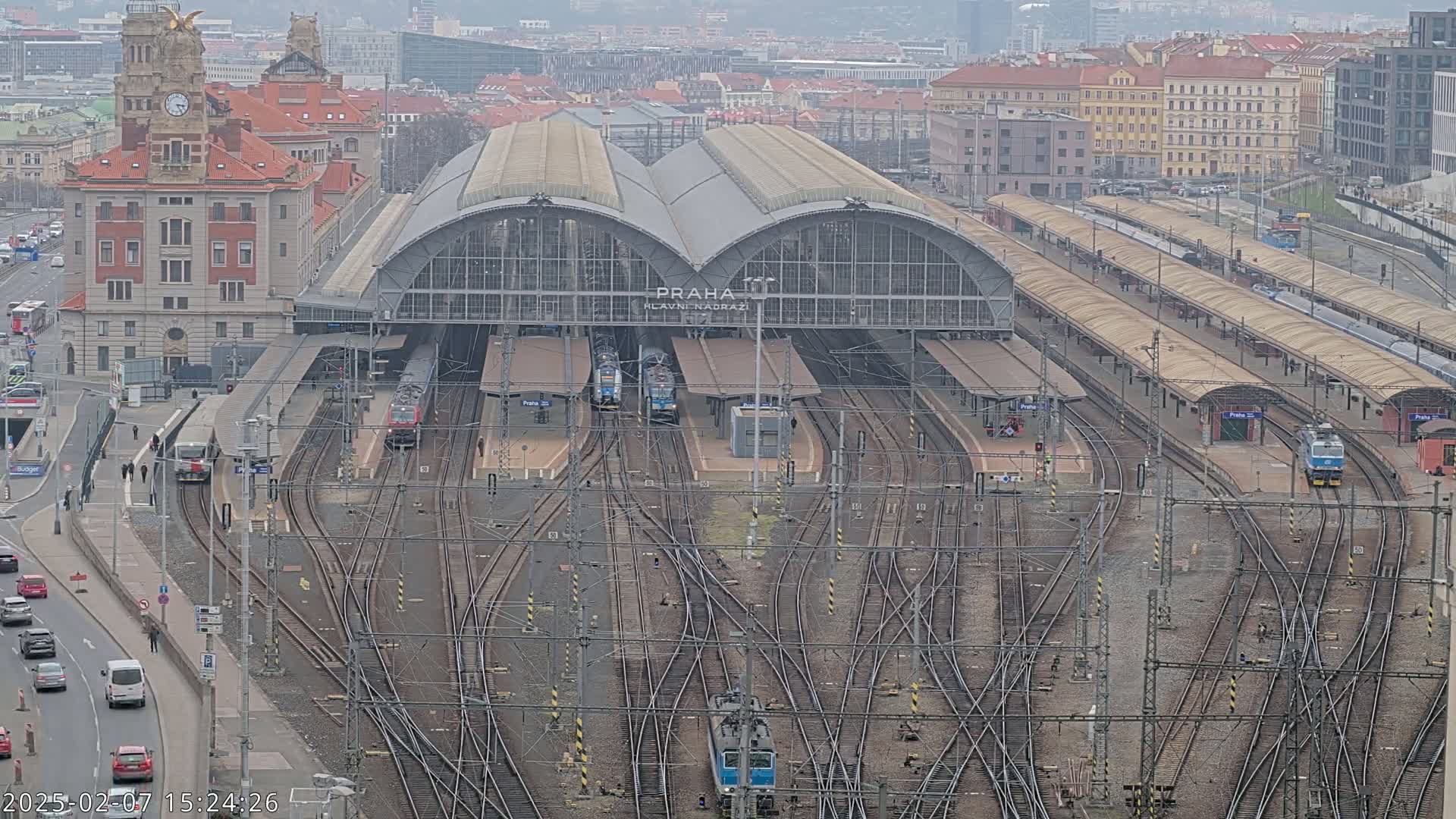 Prague Main Train  Station Live Cam & Praha City Skyline Live Cam, (Praha Hlavní Nádraží)- Vinohrady, Prague, Czechia