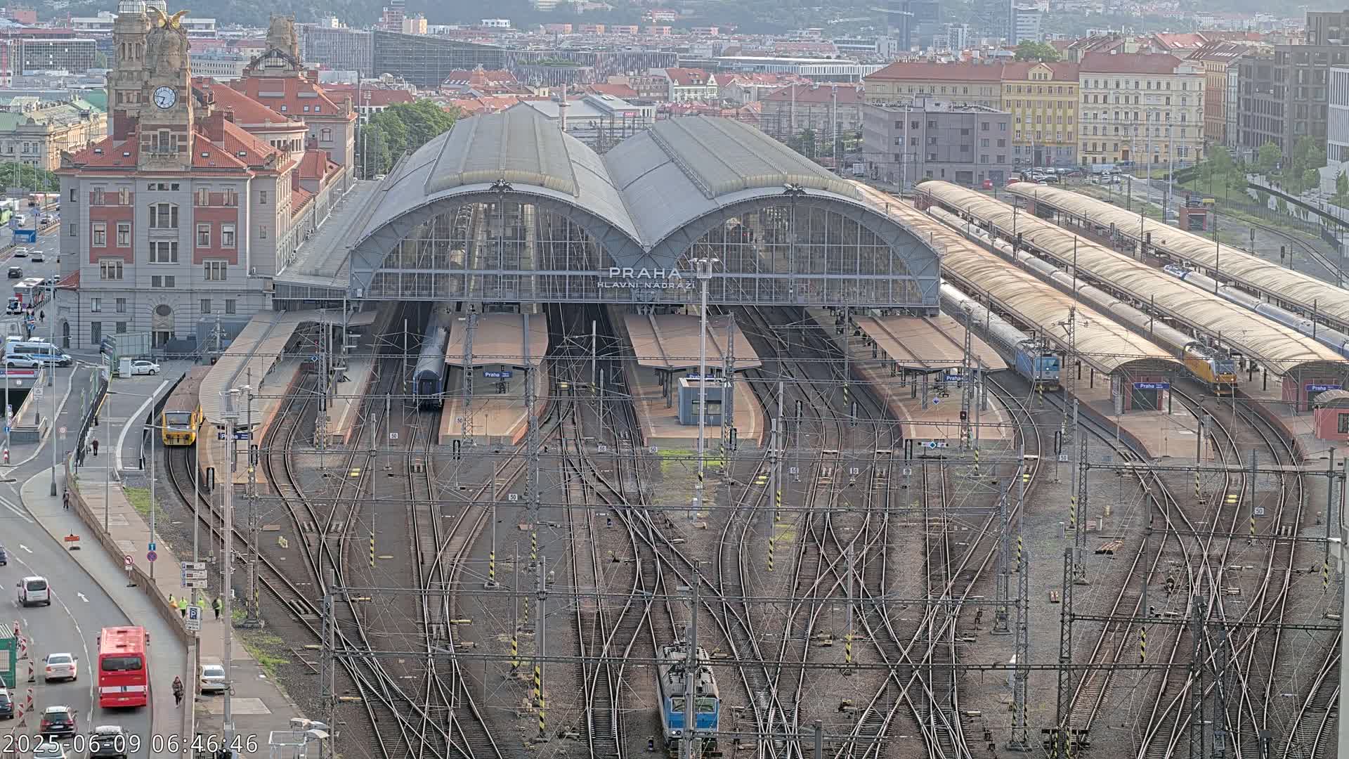 Prague Main Train  Station Live Cam & Praha City Skyline Live Cam, (Praha Hlavní Nádraží)- Vinohrady, Prague, Czechia