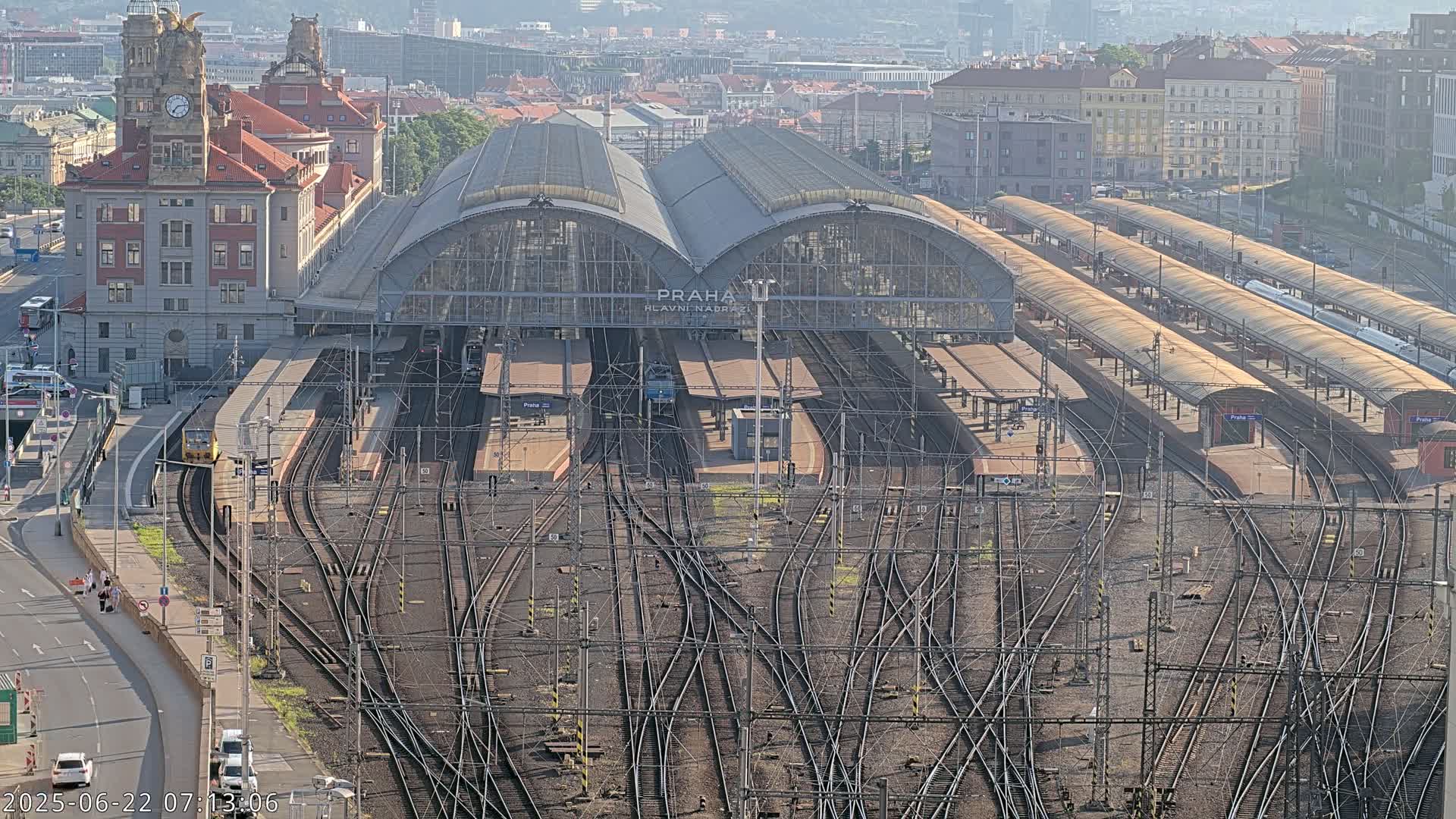 Prague Main Train  Station Live Cam & Praha City Skyline Live Cam, (Praha Hlavní Nádraží)- Vinohrady, Prague, Czechia