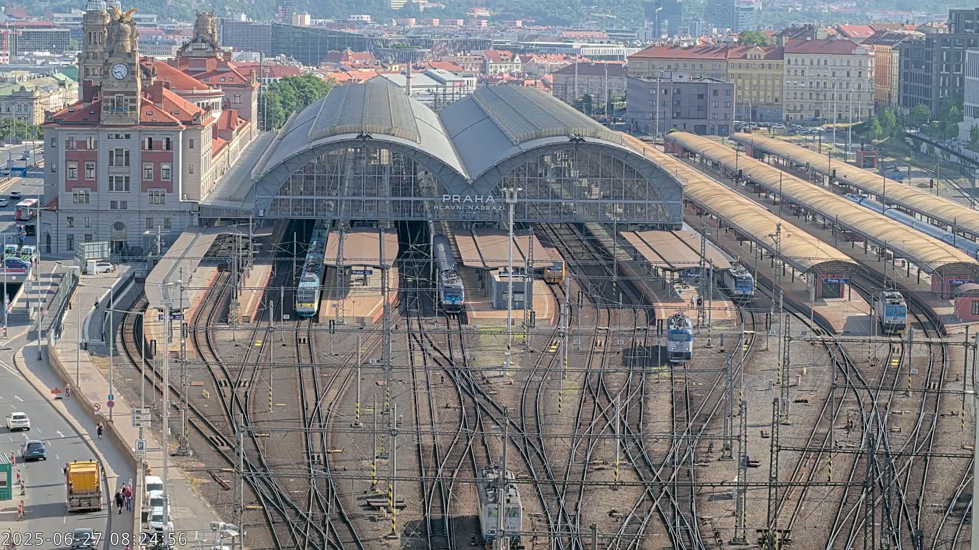 Prague Main Train  Station Live Cam & Praha City Skyline Live Cam, (Praha Hlavní Nádraží)- Vinohrady, Prague, Czechia