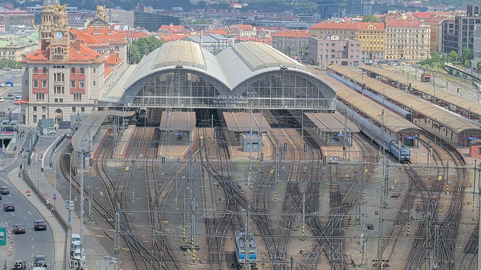 Prague Main Train  Station Live Cam & Praha City Skyline Live Cam, (Praha Hlavní Nádraží)- Vinohrady, Prague, Czechia