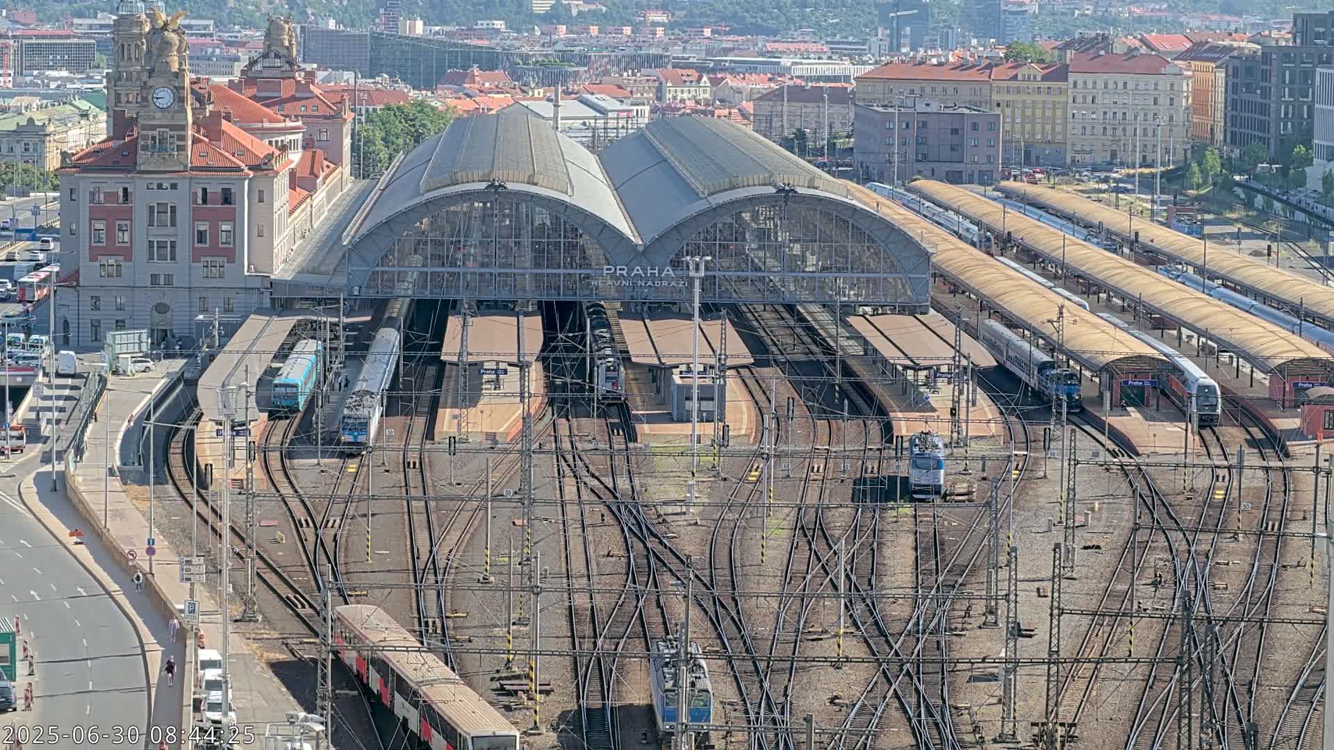 Prague Main Train  Station Live Cam & Praha City Skyline Live Cam, (Praha Hlavní Nádraží)- Vinohrady, Prague, Czechia