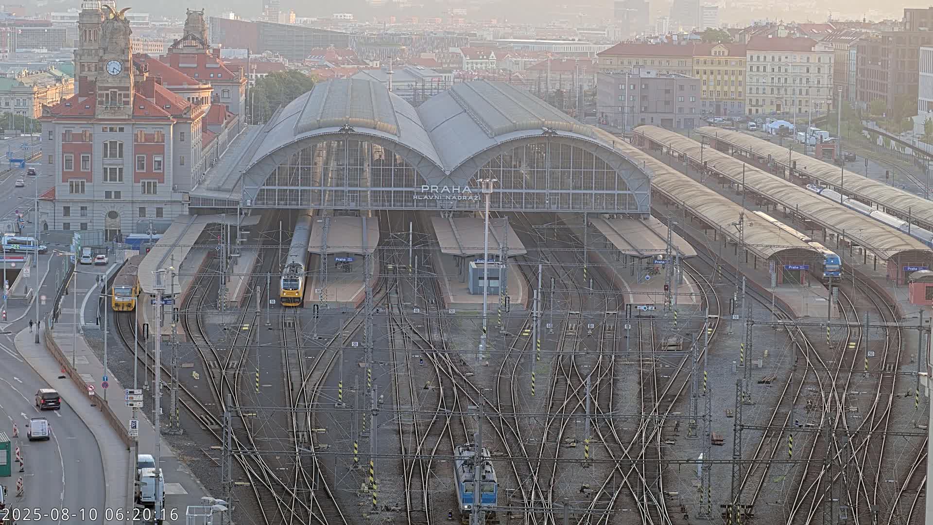 Prague Main Train  Station Live Cam & Praha City Skyline Live Cam, (Praha Hlavní Nádraží)- Vinohrady, Prague, Czechia