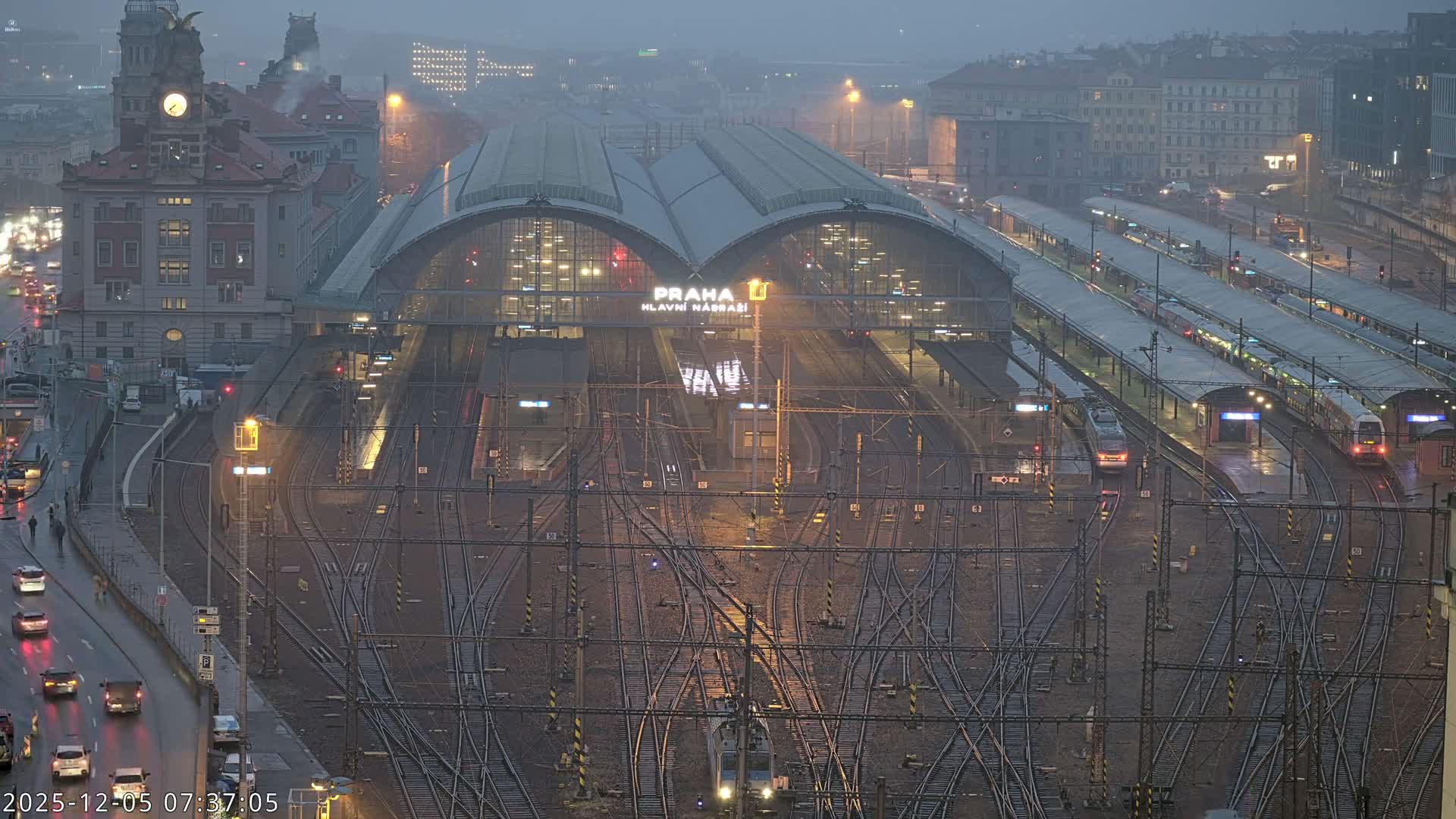 Prague Main Train  Station Live Cam & Praha City Skyline Live Cam, (Praha Hlavní Nádraží)- Vinohrady, Prague, Czechia