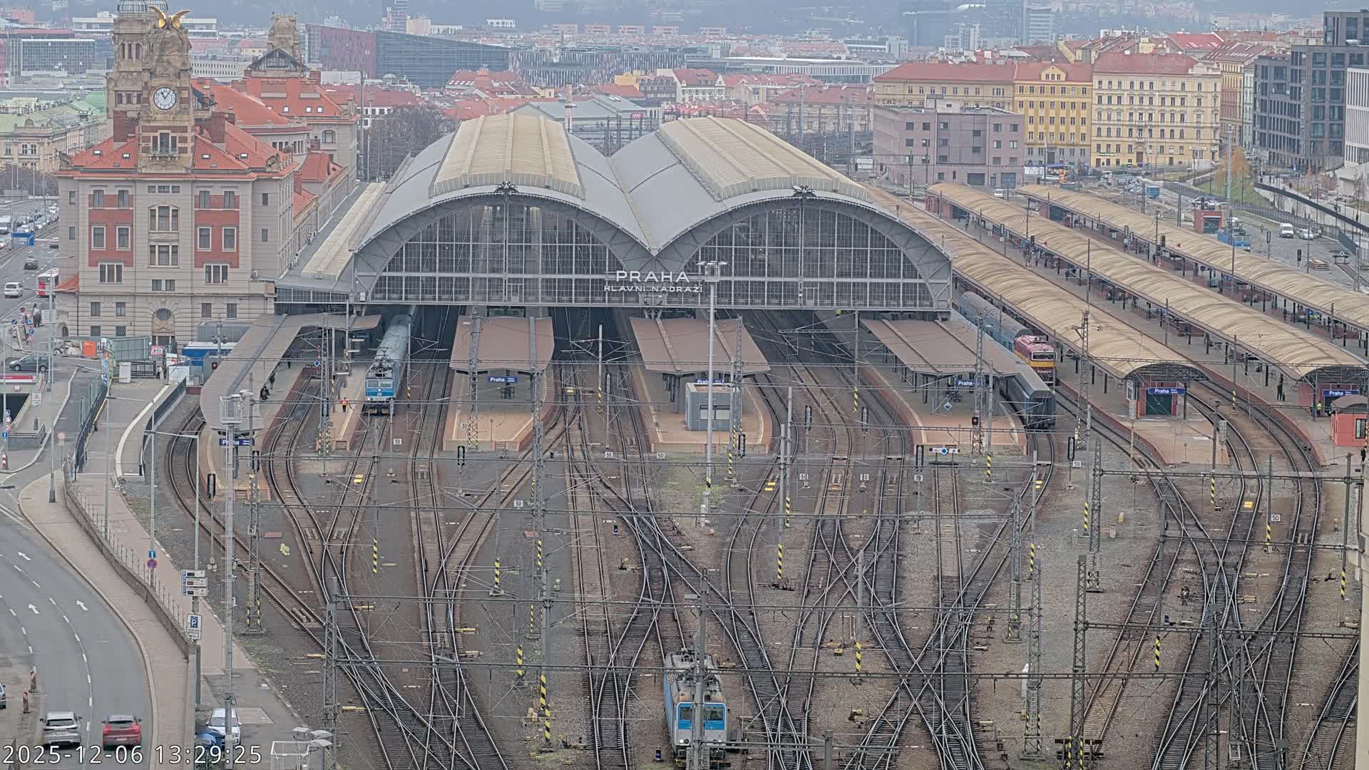 Prague Main Train  Station Live Cam & Praha City Skyline Live Cam, (Praha Hlavní Nádraží)- Vinohrady, Prague, Czechia