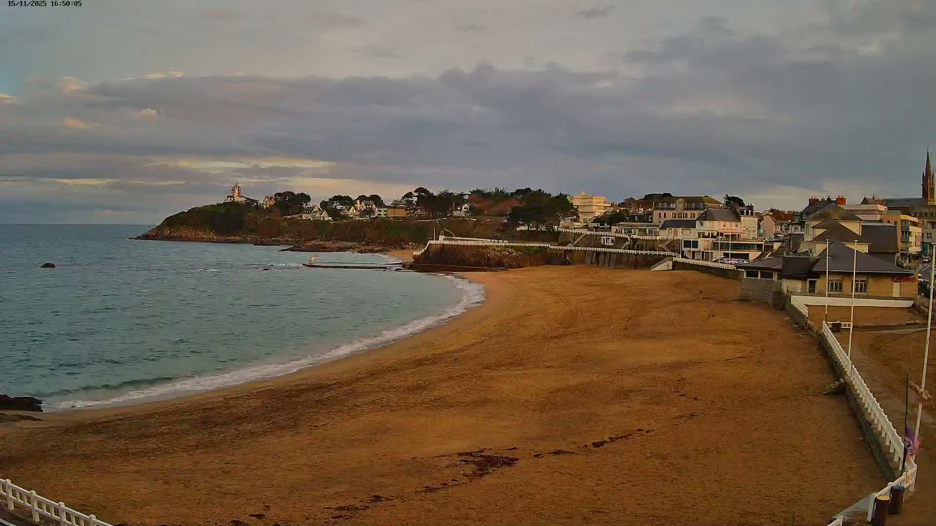 Saint-Quay-Portrieux Beach Live Cam - Saint-Breiuc, Cotes-d'Armor, Bretagne, France