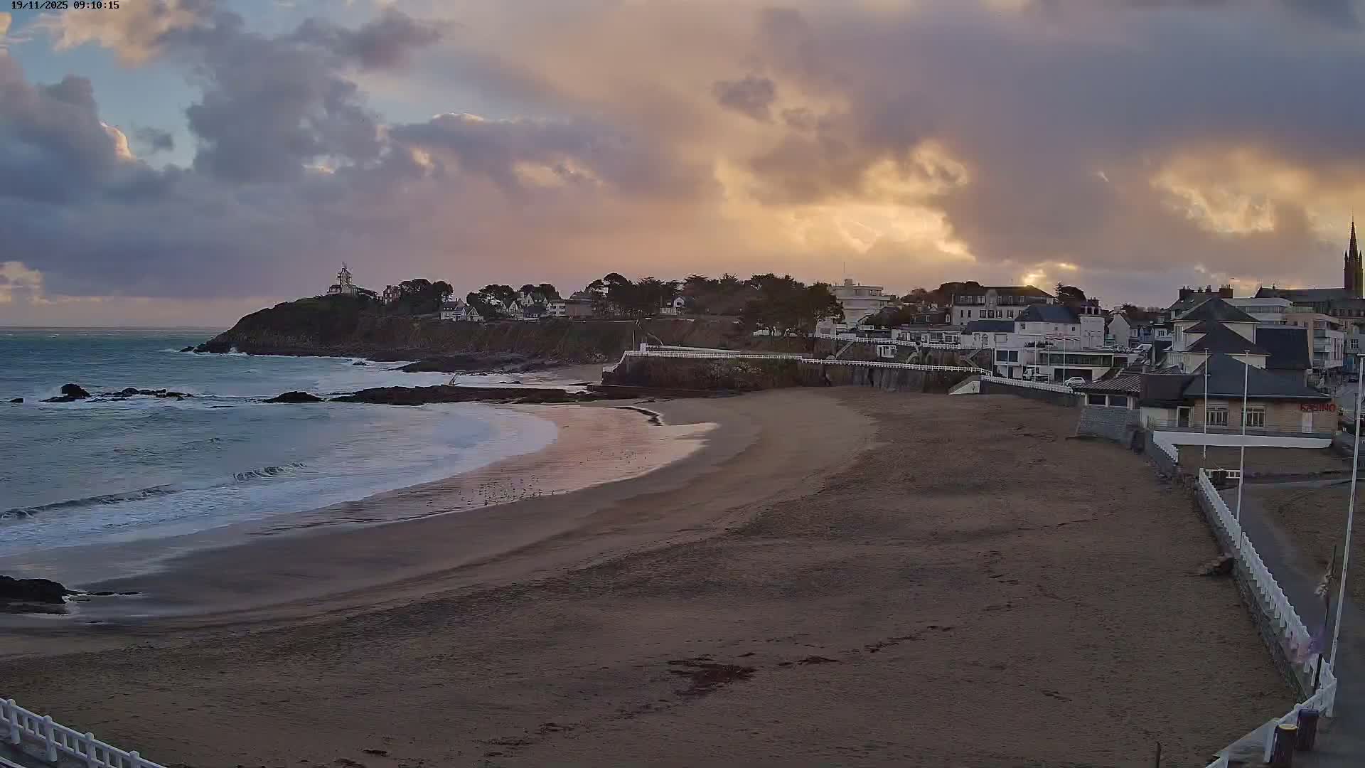 Saint-Quay-Portrieux Beach Live Cam - Saint-Breiuc, Cotes-d'Armor, Bretagne, France