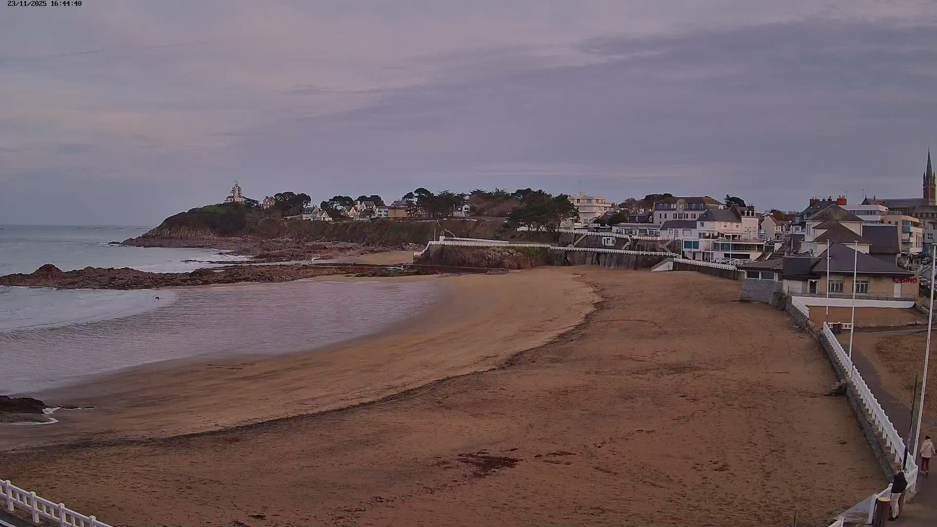 Saint-Quay-Portrieux Beach Live Cam - Saint-Breiuc, Cotes-d'Armor, Bretagne, France