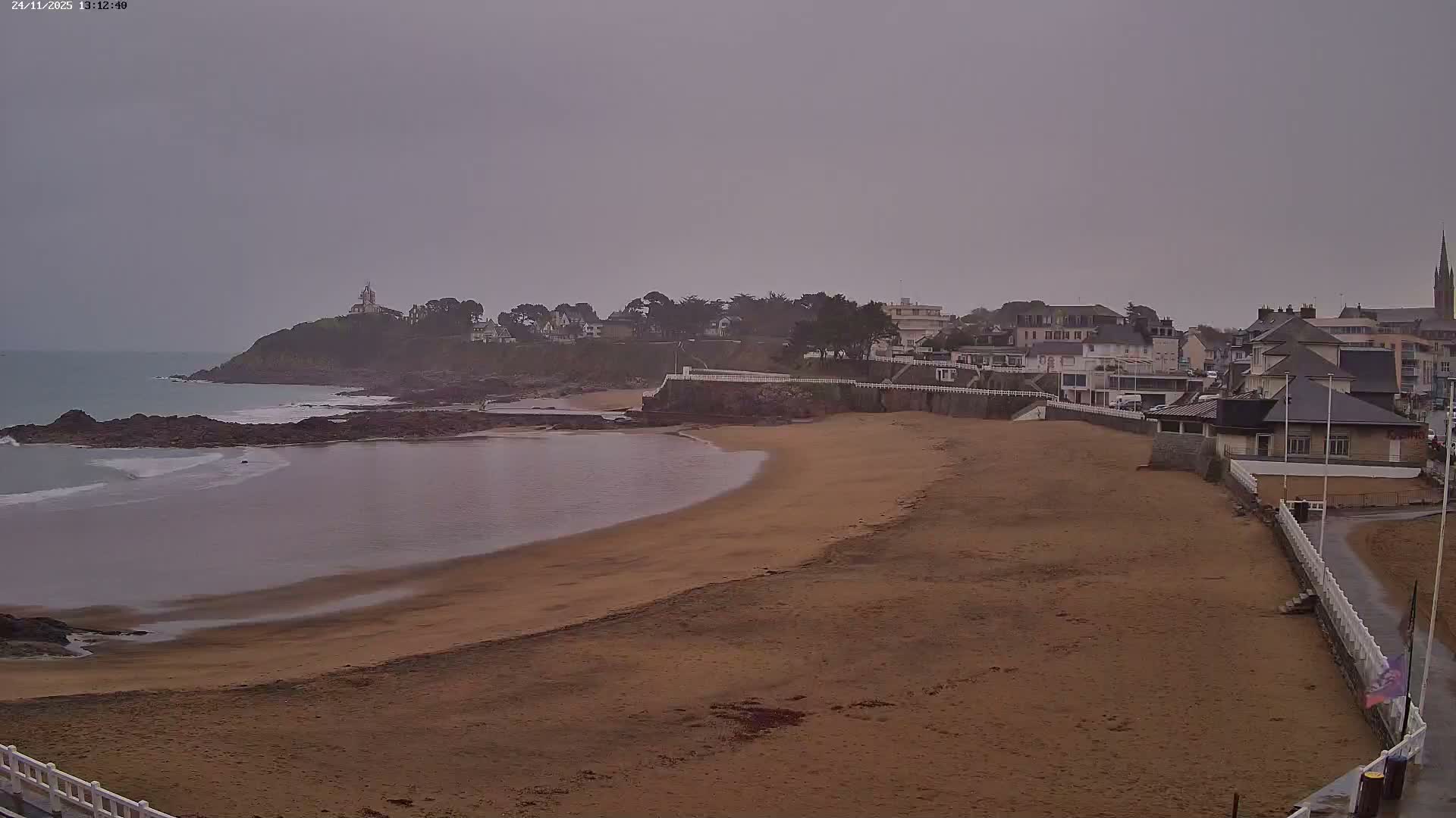 Saint-Quay-Portrieux Beach Live Cam - Saint-Breiuc, Cotes-d'Armor, Bretagne, France