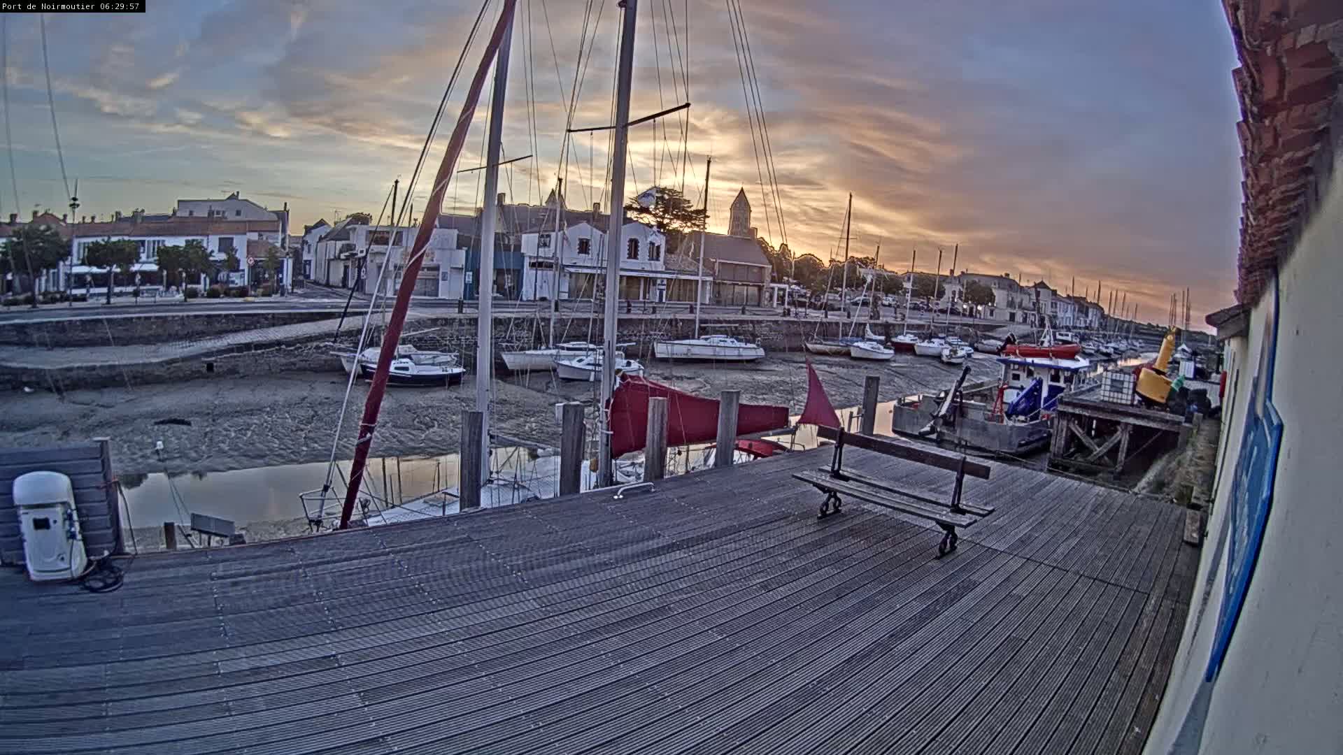 Noirmoutier-en-l'lle Village Live Cam - Les Sables-d'Olonne, Vendée, Pays de la Loire, France