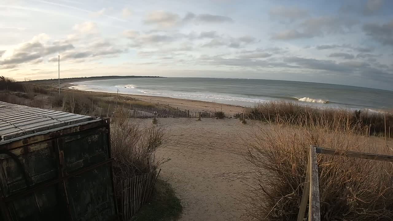 Saint-Denis-d'Oleron  Plage des Huttes Surf Beach Live Cam  - Rochefort, Charente-Maritime, Nouvelle-Aquitaine, France 