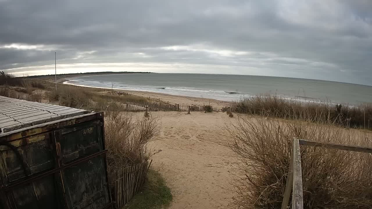 Saint-Denis-d'Oleron  Plage des Huttes Surf Beach Live Cam  - Rochefort, Charente-Maritime, Nouvelle-Aquitaine, France 