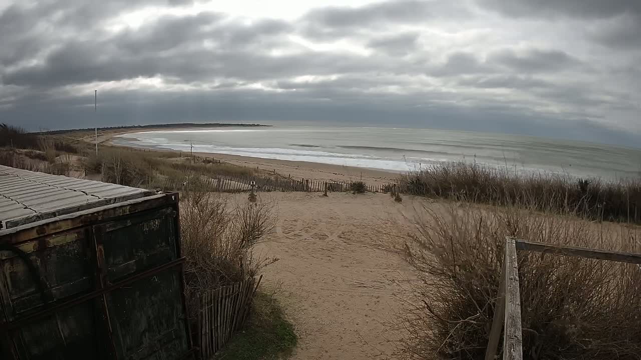 Saint-Denis-d'Oleron  Plage des Huttes Surf Beach Live Cam  - Rochefort, Charente-Maritime, Nouvelle-Aquitaine, France 