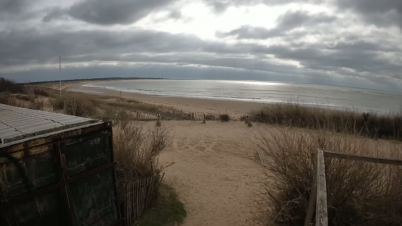 Saint-Denis-d'Oleron  Plage des Huttes Surf Beach Live Cam  - Rochefort, Charente-Maritime, Nouvelle-Aquitaine, France 