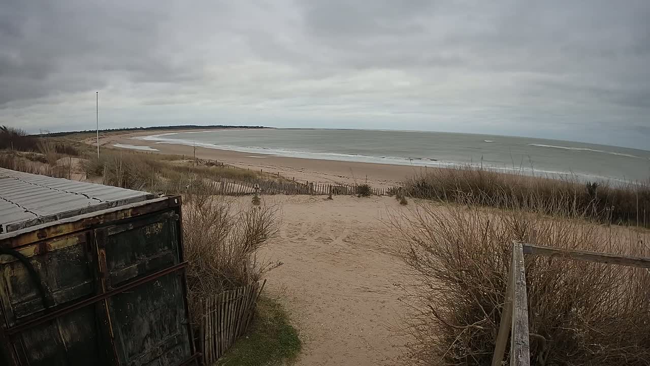 Saint-Denis-d'Oleron  Plage des Huttes Surf Beach Live Cam  - Rochefort, Charente-Maritime, Nouvelle-Aquitaine, France 
