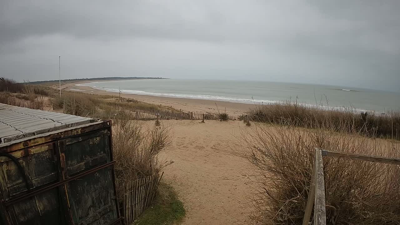 Saint-Denis-d'Oleron  Plage des Huttes Surf Beach Live Cam  - Rochefort, Charente-Maritime, Nouvelle-Aquitaine, France 