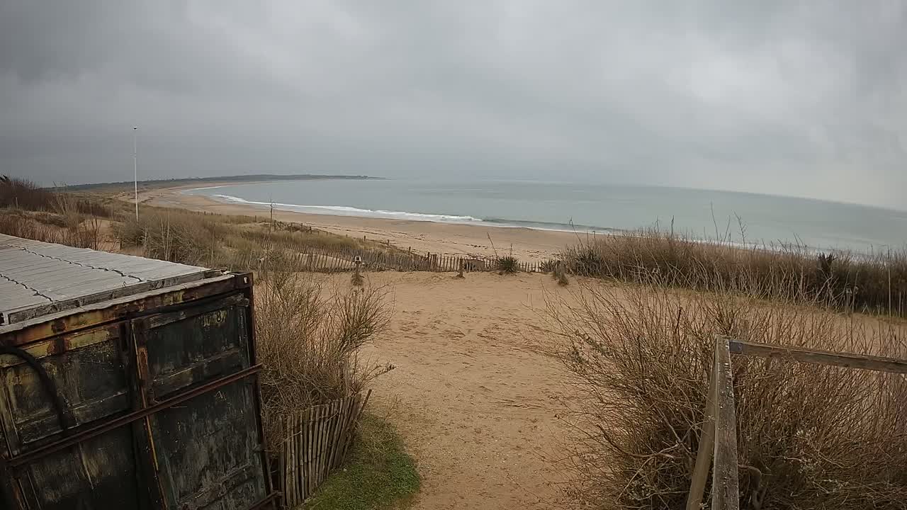 Saint-Denis-d'Oleron  Plage des Huttes Surf Beach Live Cam  - Rochefort, Charente-Maritime, Nouvelle-Aquitaine, France 