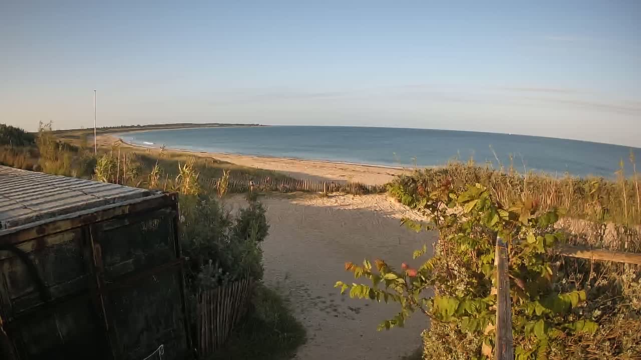 Saint-Denis-d'Oleron  Plage des Huttes Surf Beach Live Cam  - Rochefort, Charente-Maritime, Nouvelle-Aquitaine, France 