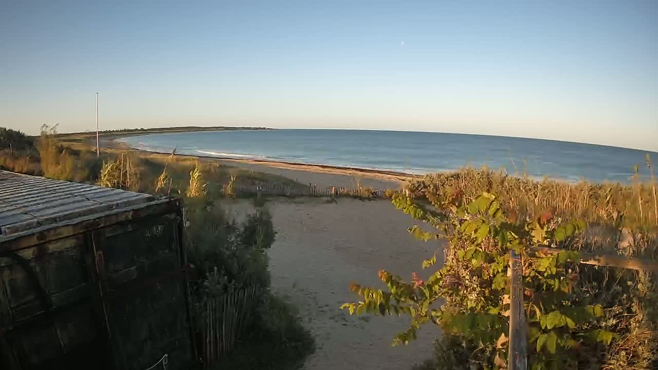 Saint-Denis-d'Oleron  Plage des Huttes Surf Beach Live Cam  - Rochefort, Charente-Maritime, Nouvelle-Aquitaine, France 